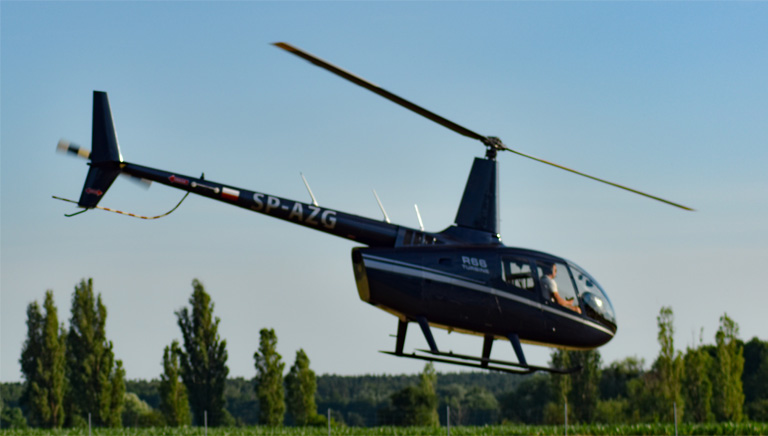 biały helikopter